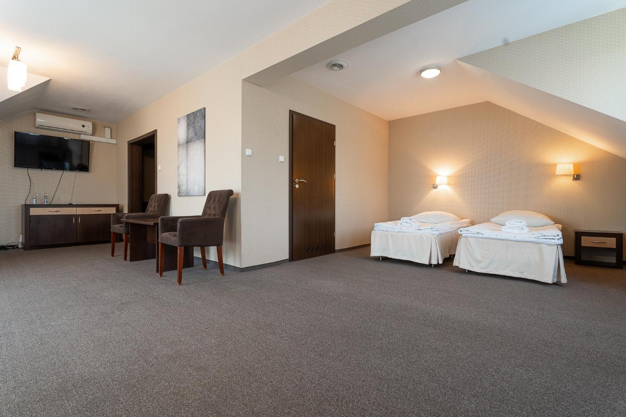 Hotel Cztery Pory Roku Głogów Małopolski Екстериор снимка