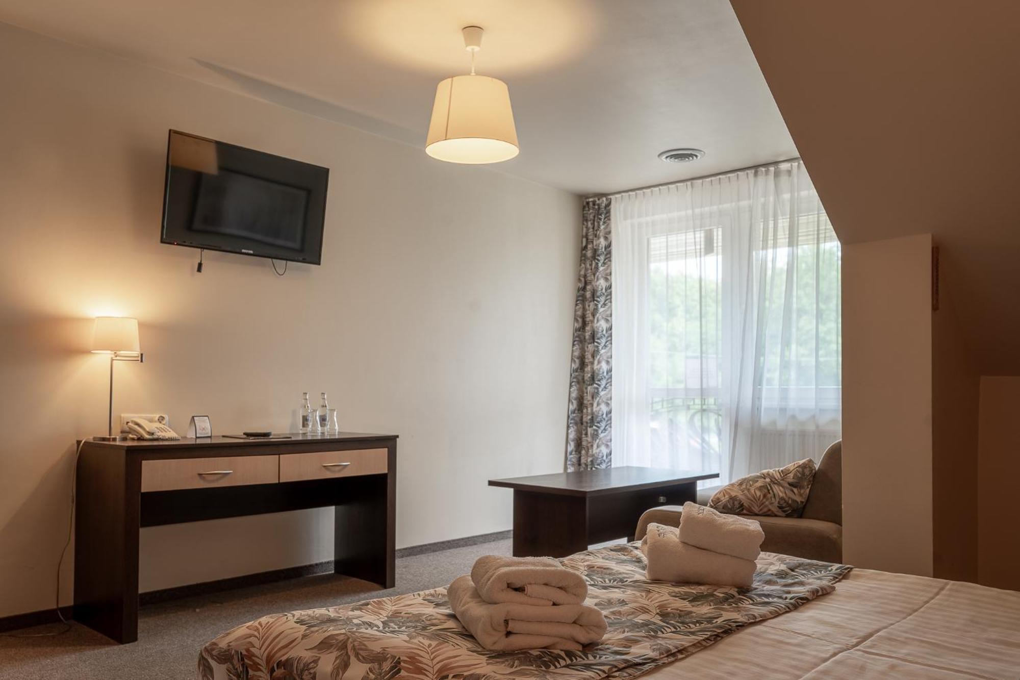 Hotel Cztery Pory Roku Głogów Małopolski Екстериор снимка