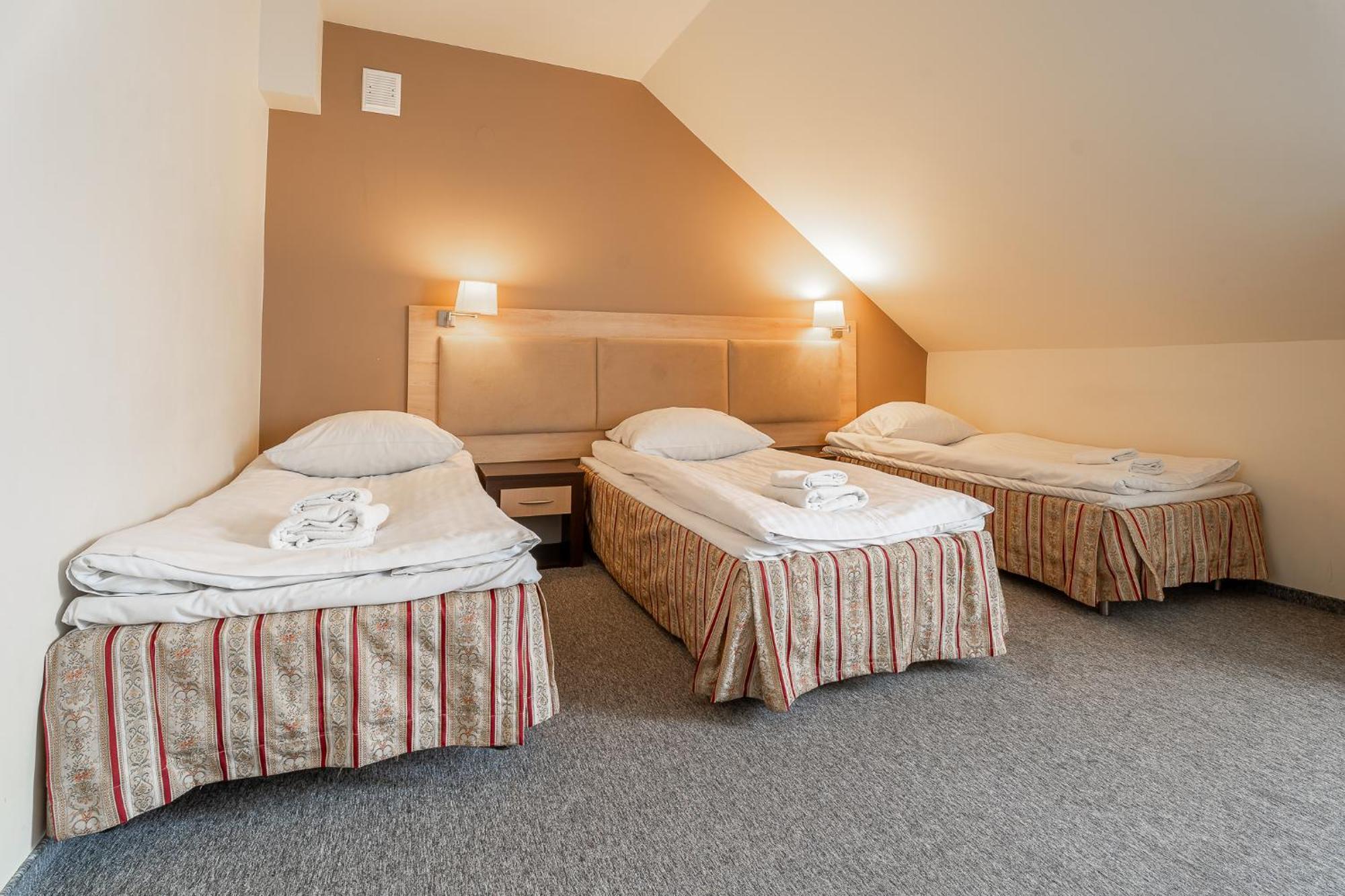 Hotel Cztery Pory Roku Głogów Małopolski Екстериор снимка