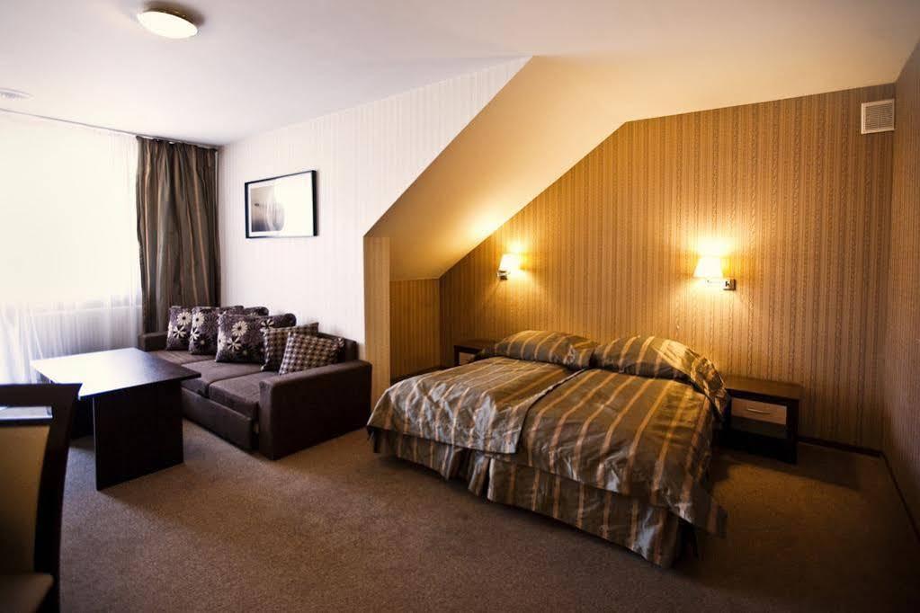 Hotel Cztery Pory Roku Głogów Małopolski Екстериор снимка